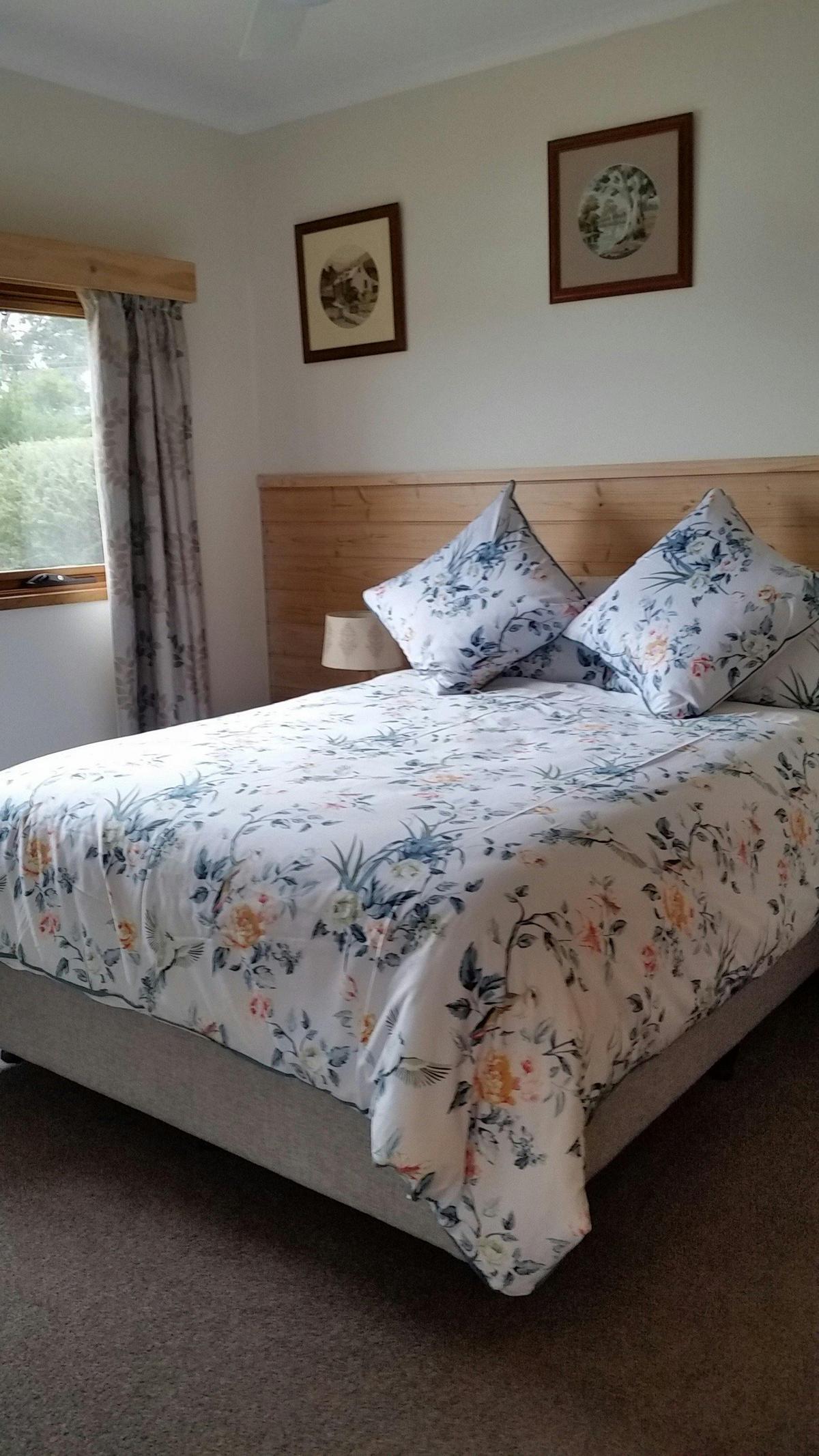 QS bed in a cottage theme bedroom