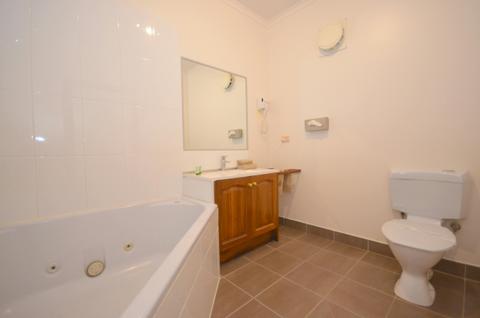 Deluxe King Spa Ensuite