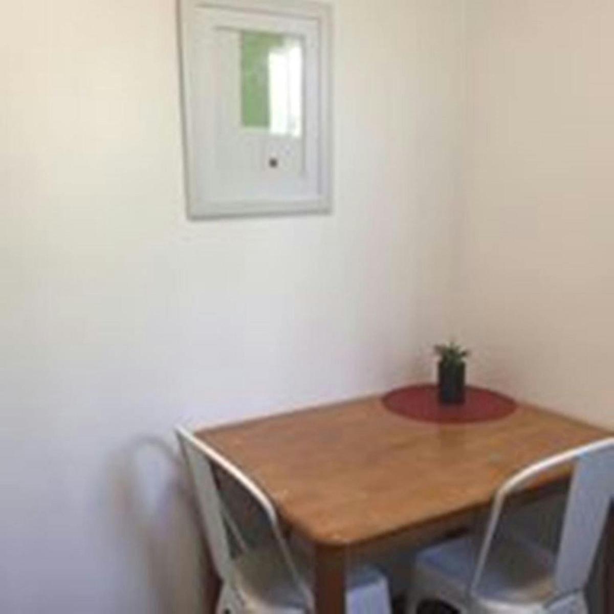 C9 table & chairs
