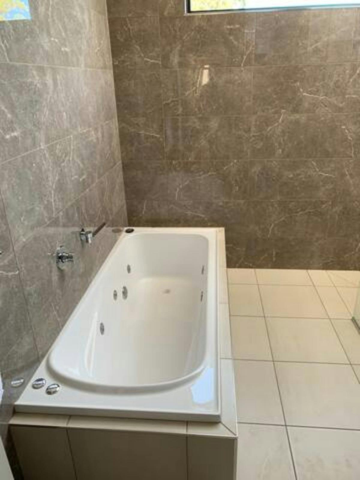 1st Floor Apartment spa bath