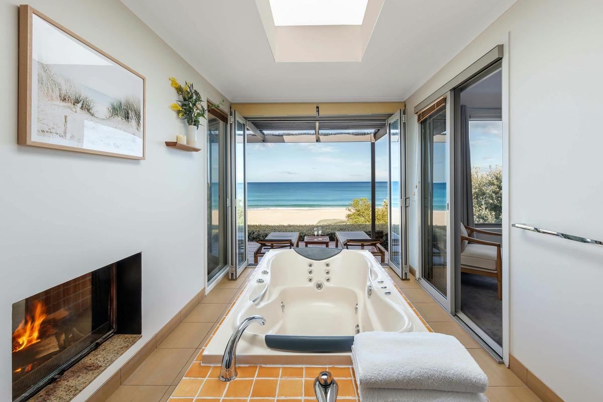 Beachfront Villa Spa Bath