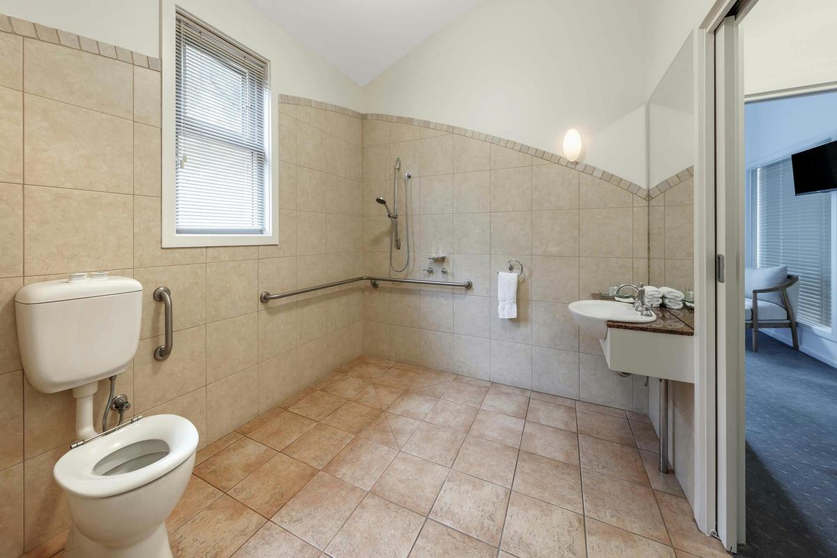 Luxury Garden Villa Wheelchair accessible Ensuite Bathroom