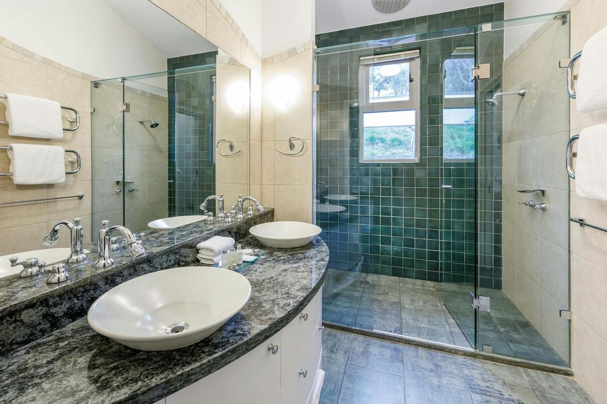 Luxury Garden Villa Main Ensuite Bathroom