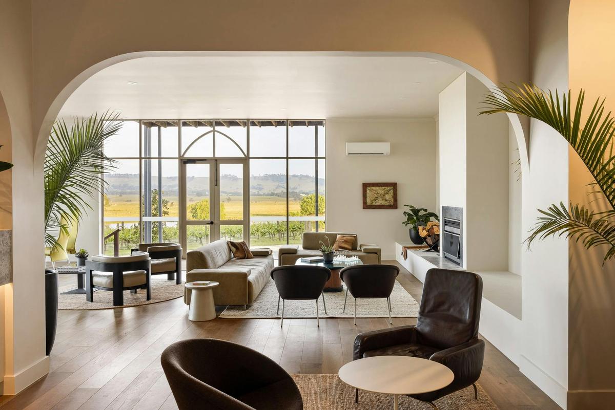Lakeview Lounge