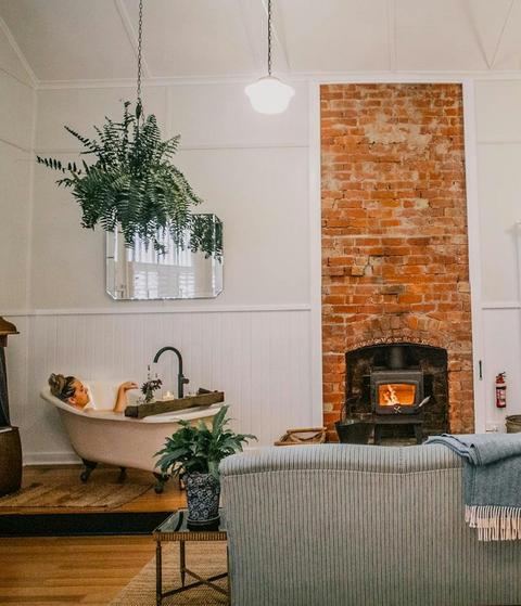 Countryside Retreat with Cosy Fireside Bath