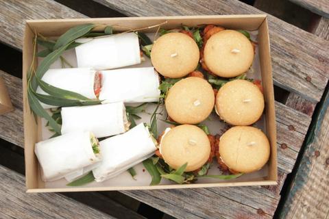 Sliders and wraps platter box