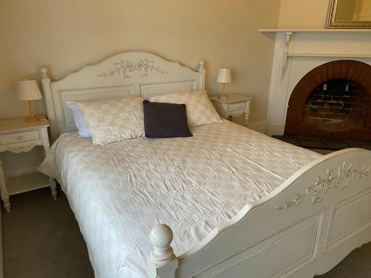Queen room