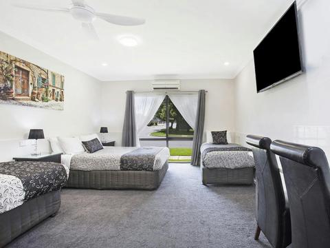 1 Queen Bed and 2 Single Beds