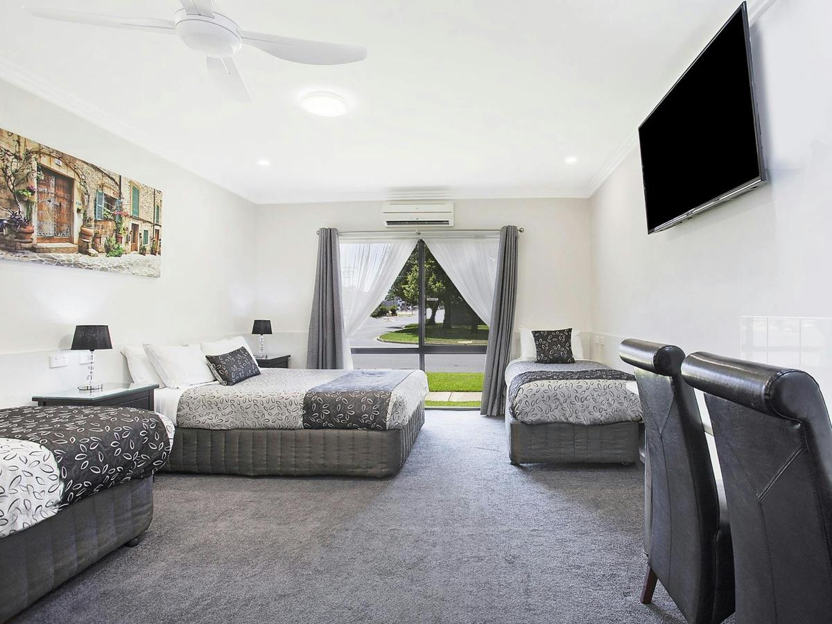 1 Queen Bed and 2 Single Beds