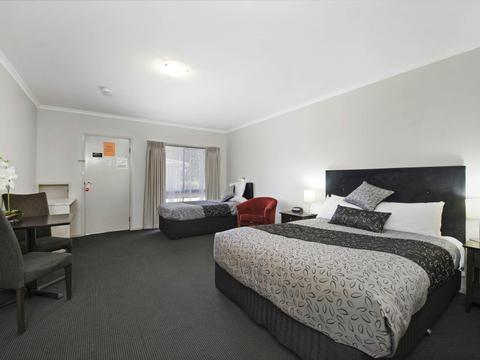 1 Queen Bed and 1 Single Bed