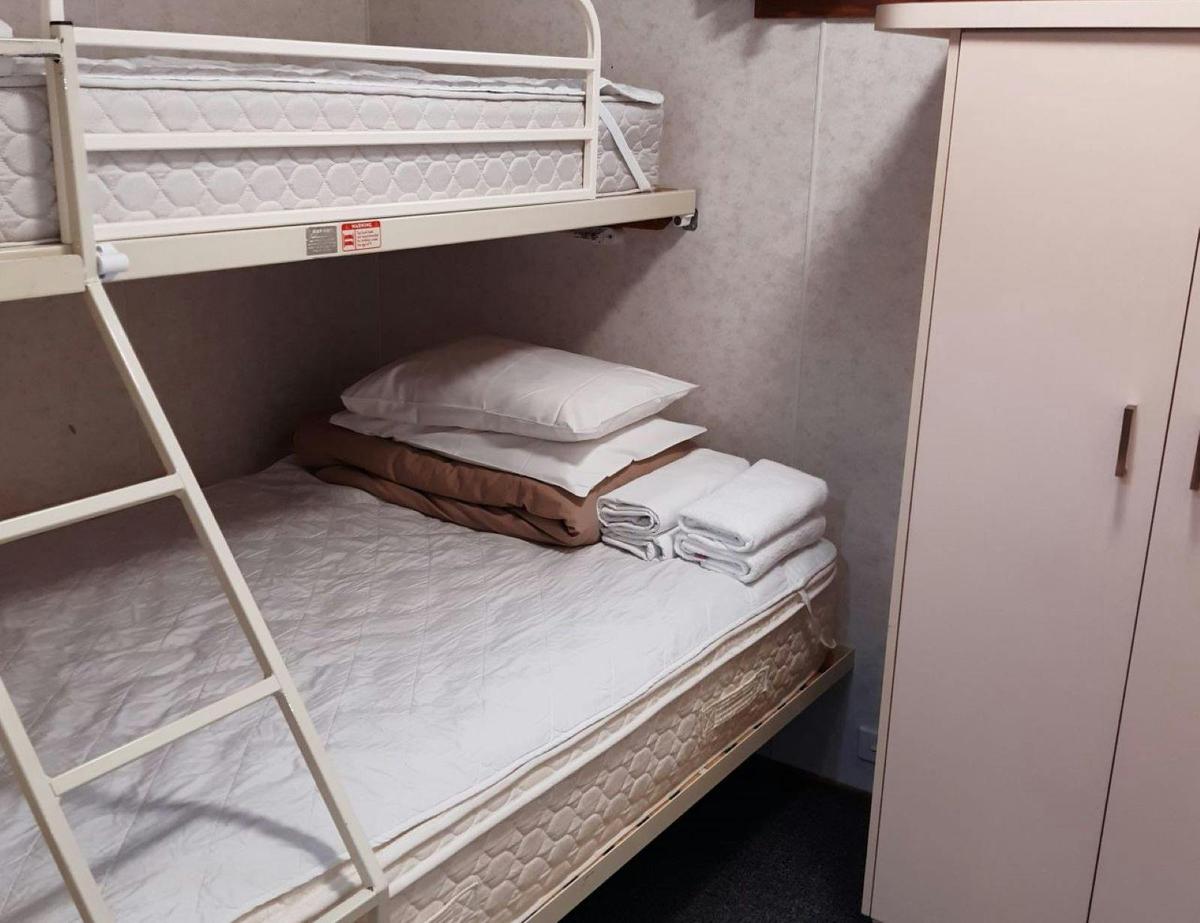 Deluxe Riverview Access Cabin - Sleeps 7