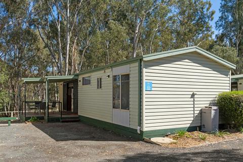 Deluxe Riverview Access Cabin - Sleeps 7