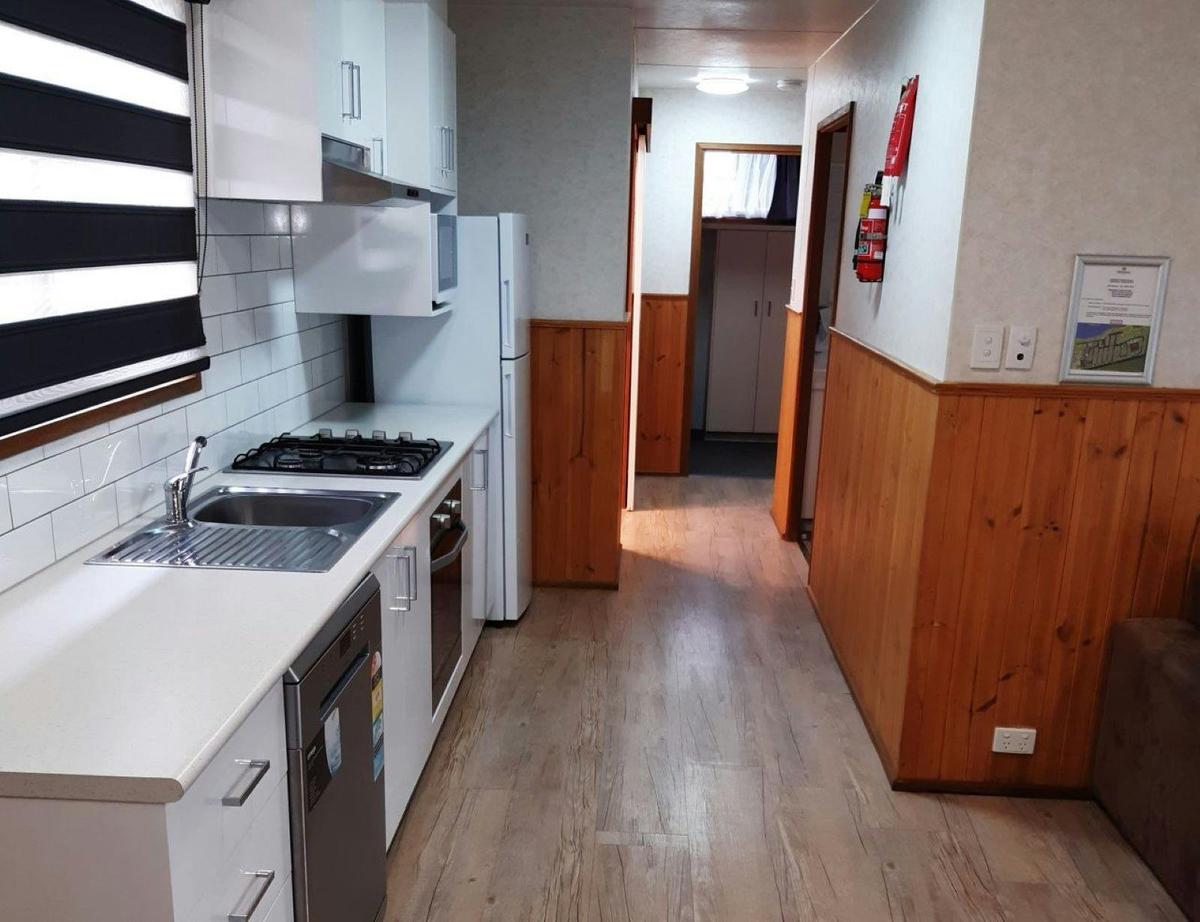 Deluxe Riverview Access Cabin - Sleeps 7
