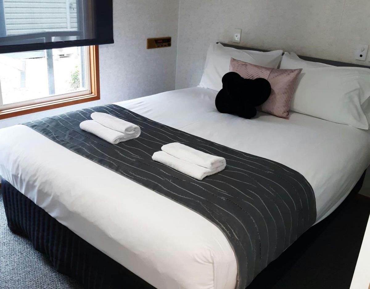 Deluxe Riverview Access Cabin - Sleeps 7