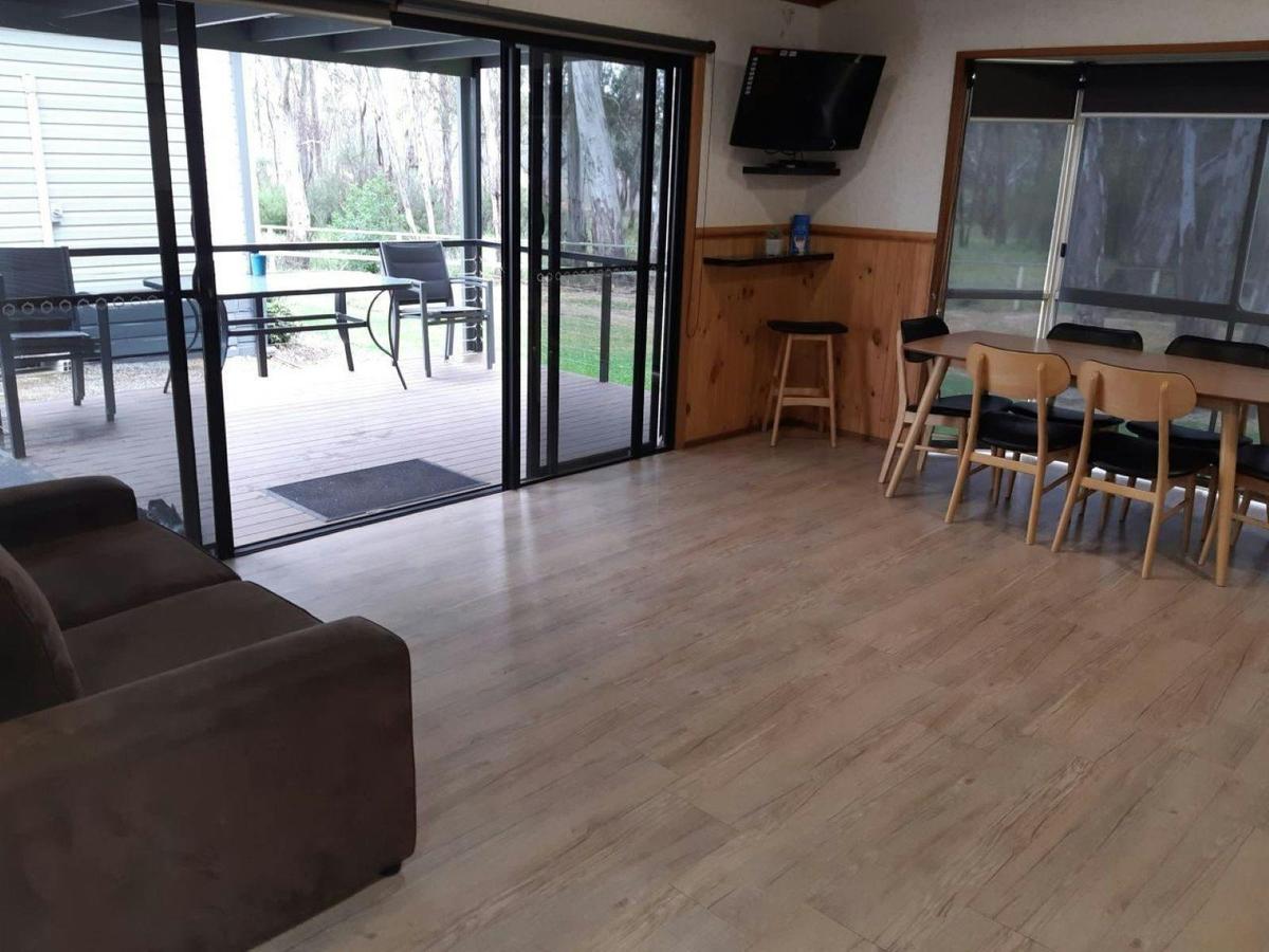 Deluxe Riverview Access Cabin - Sleeps 7