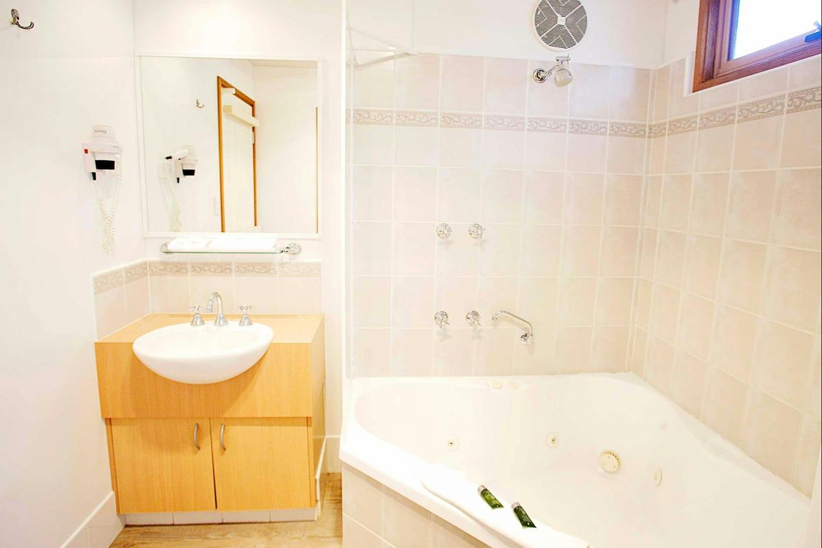 Discovery Parks - Superior Spa Cabin - Bathroom