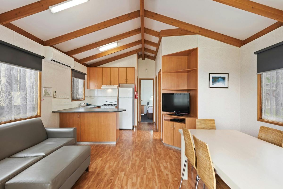 Superior 2 Bedroom Cabin - Sleeps 5