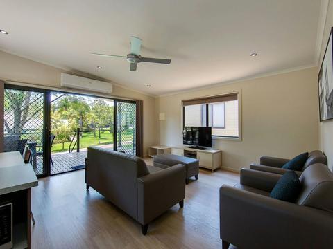 Deluxe 3 Bedroom Cabin - Sleeps 8