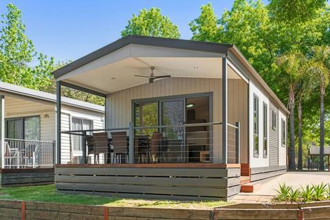 Deluxe 2 Bedroom Cabin - Sleeps 5