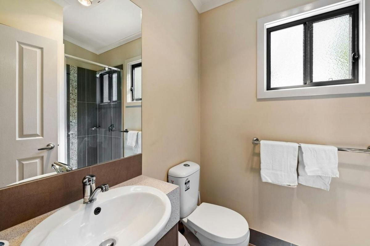 Deluxe 2 Bedroom Cabin - Sleeps 5