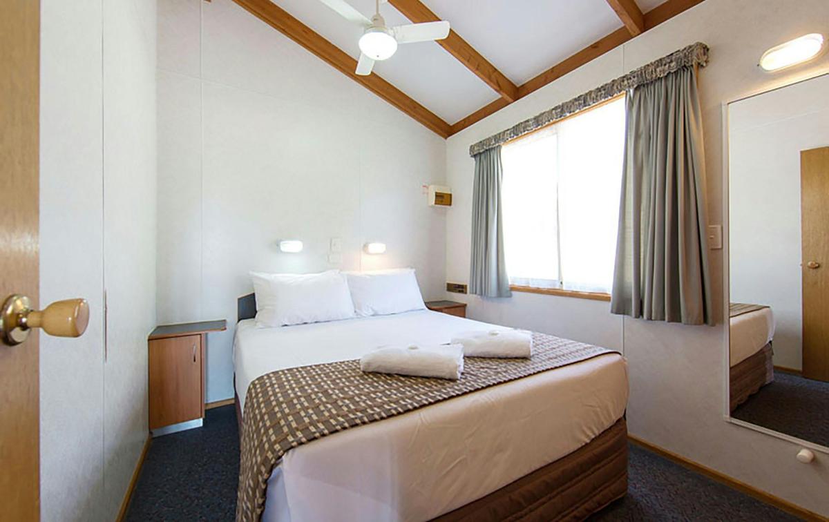 Superior 2 Bedroom Cabin - Sleeps 5