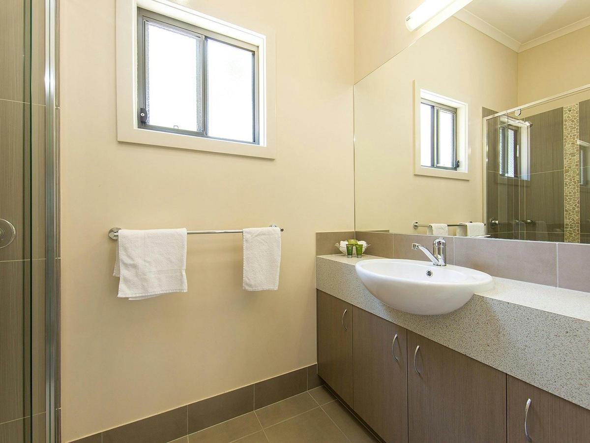 Deluxe 3 Bedroom Cabin - Sleeps 8
