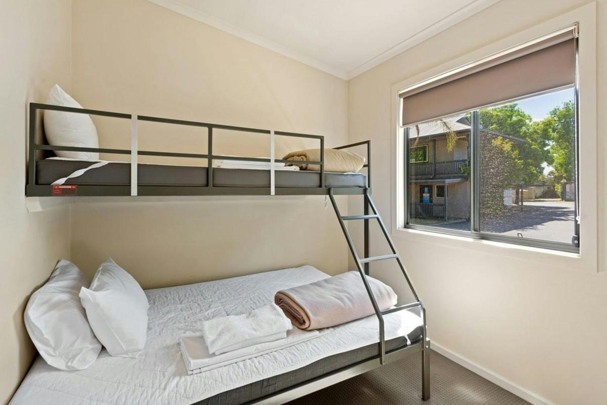 Deluxe 2 Bedroom Cabin - Sleeps 5