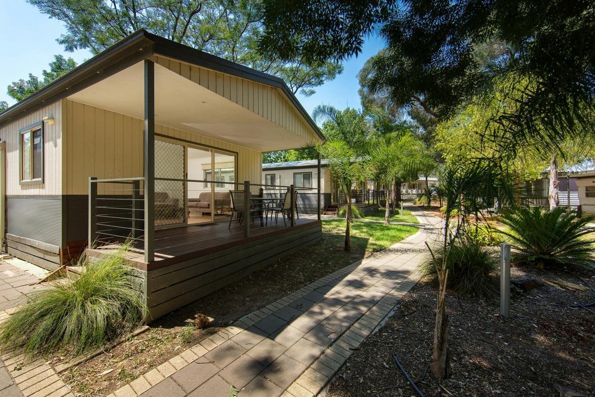 Deluxe 2 Bedroom Cabin - Sleeps 6