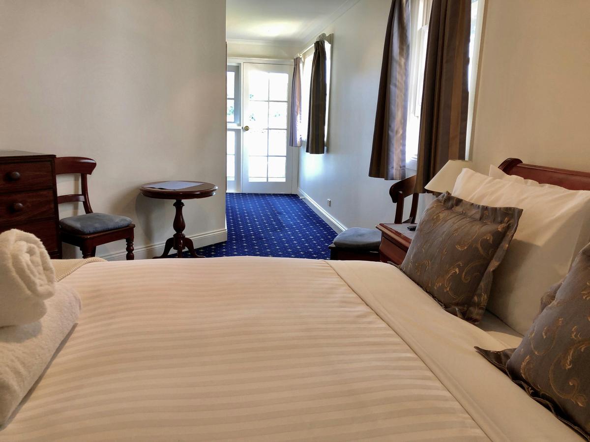 Riverbank - Queen Room Ensuite. No. 3