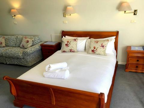 ROOM 9 STREETSCAPE VIEWS