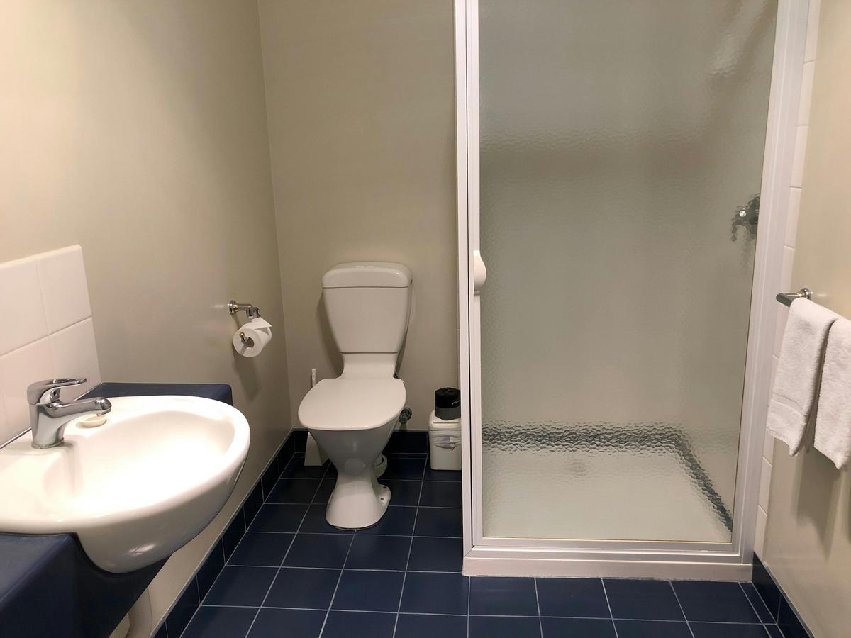 3 X ENSUITE BATHROOMS