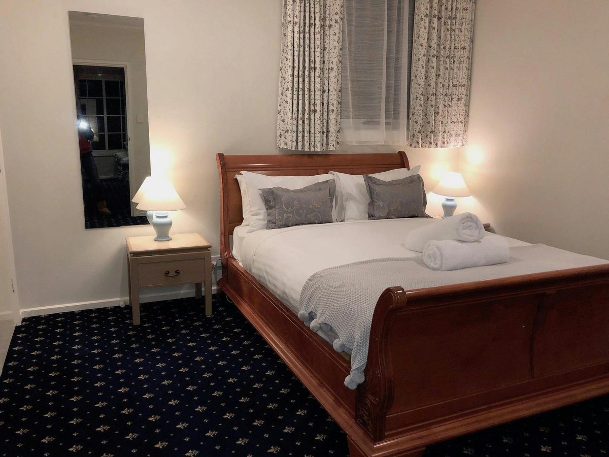 STUDIO APARTMENT BEDROOM