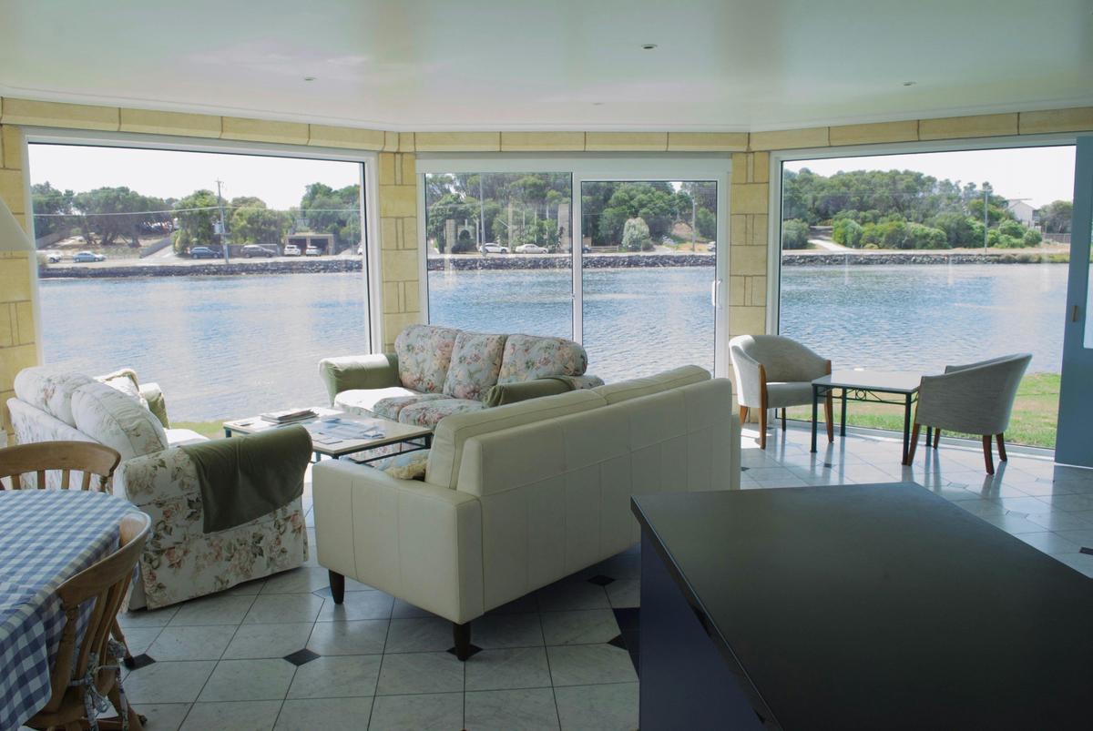 Riverbank Lounge