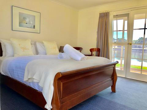Riverbank - Queen Room Ensuite. No. 1