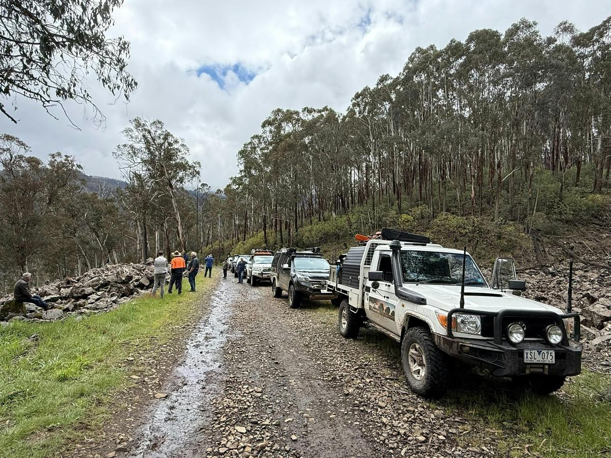 Dingo Trax Tag Along Tours on way to camp at King Billy