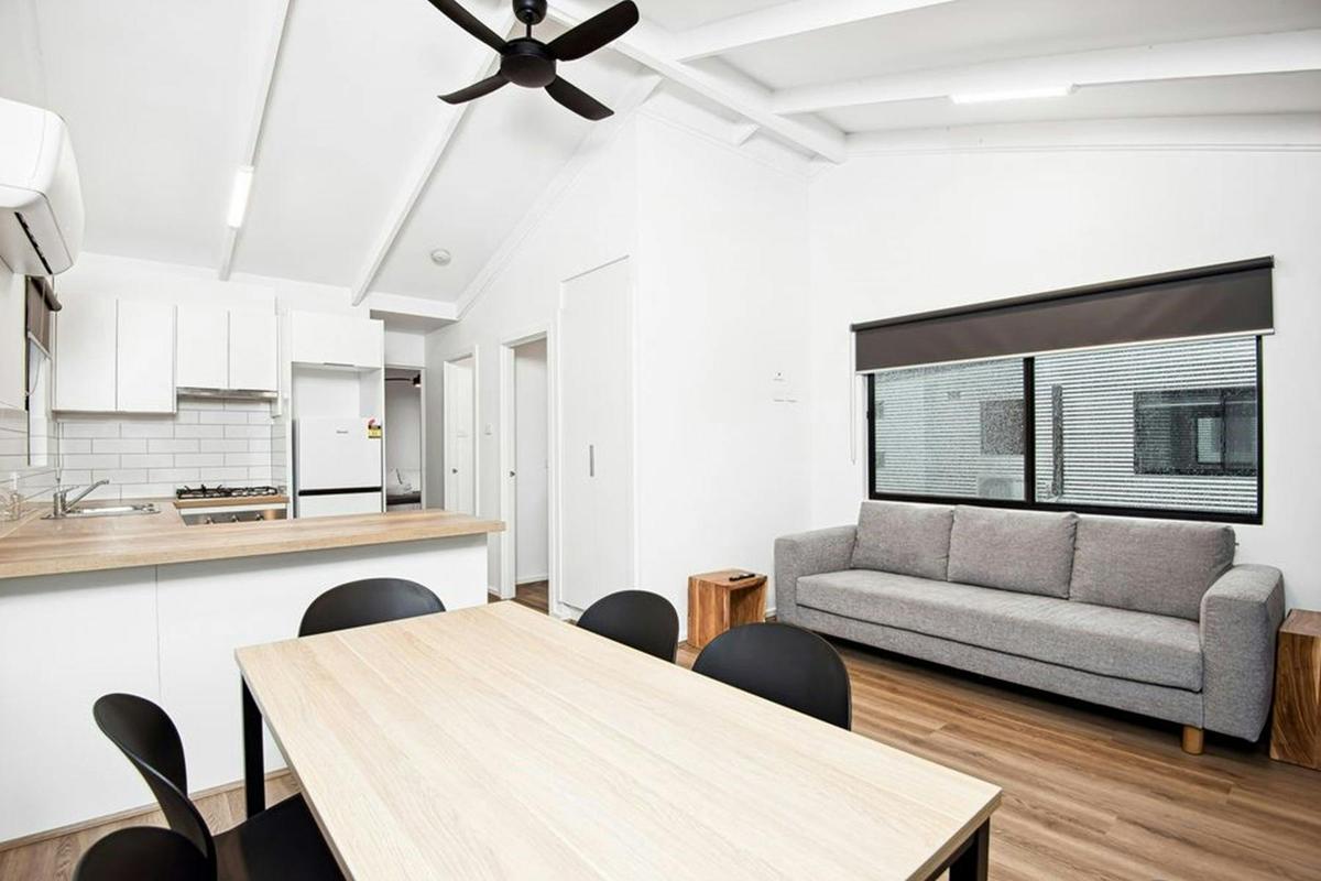 36256_discovery-parks-nagambie-lakes-superior-rvierside-2-bedroom-cabin-sleeps-5-living-area