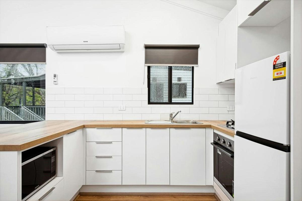 36255_discovery-parks-nagambie-lakes-superior-rvierside-2-bedroom-cabin-sleeps-5-kitchen-area