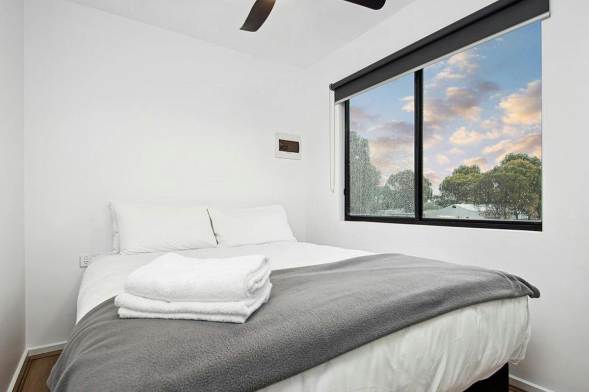 36257_discovery-parks-nagambie-lakes-superior-rvierside-2-bedroom-cabin-sleeps-5-main-bedroom