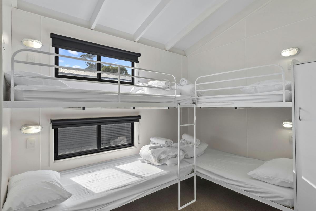 NAGAMBIE LAKES_Deluxe_3BR_Lakeside_Cabin_S7_K-min