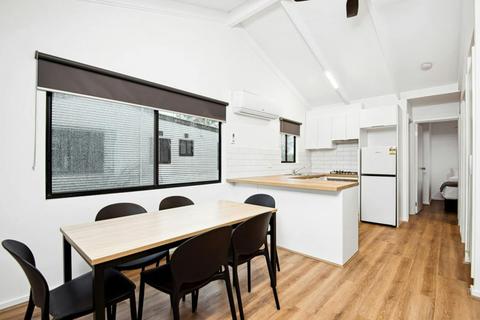 36253_discovery-parks-nagambie-lakes-superior-rvierside-2-bedroom-cabin-sleeps-5-dining-area