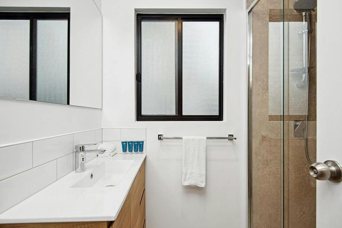 36260_discovery-parks-nagambie-lakes-superior-2-bedroom-cabin-sleeps-5-bathroom