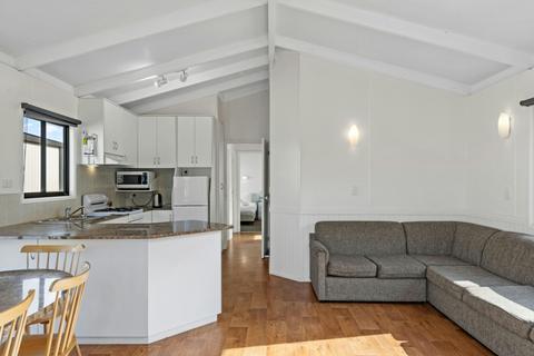 NAGAMBIE LAKES_Deluxe_3BR_Lakeside_Cabin_S7_F-min