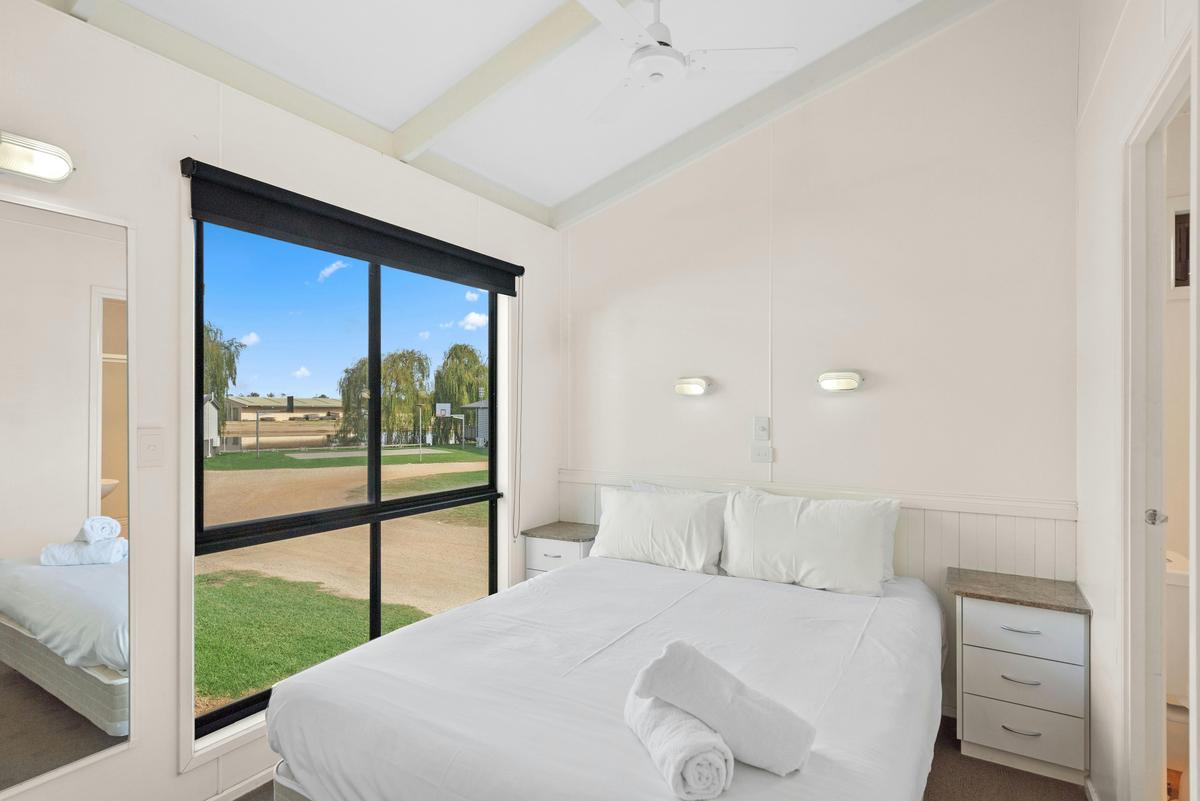 NAGAMBIE LAKES_Deluxe_3BR_Lakeside_Cabin_S7_H-min