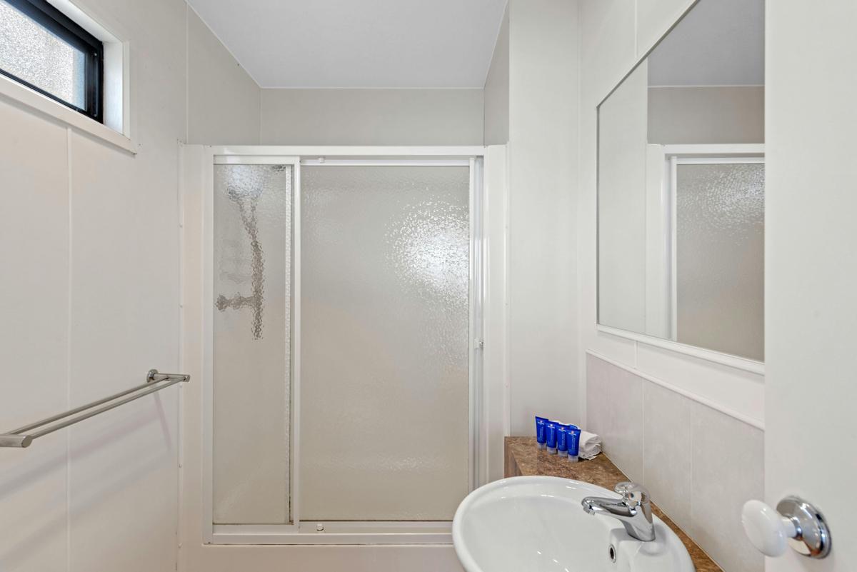 NAGAMBIE LAKES_Deluxe_3BR_Lakeside_Cabin_S7_I-min