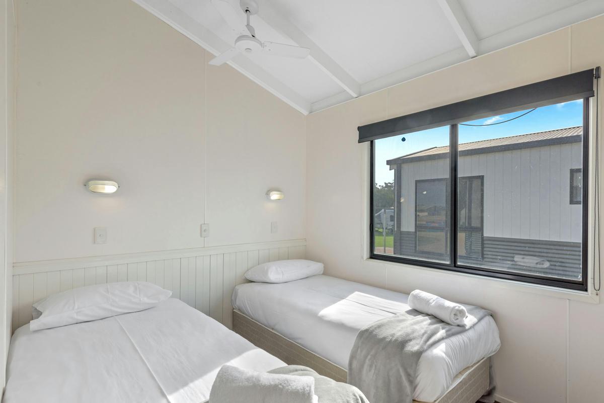 NAGAMBIE LAKES_Deluxe_3BR_Lakeside_Cabin_S7_J-min