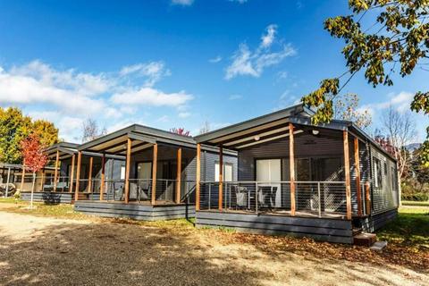 Deluxe Two Bedroom Cabin (Two Queens)