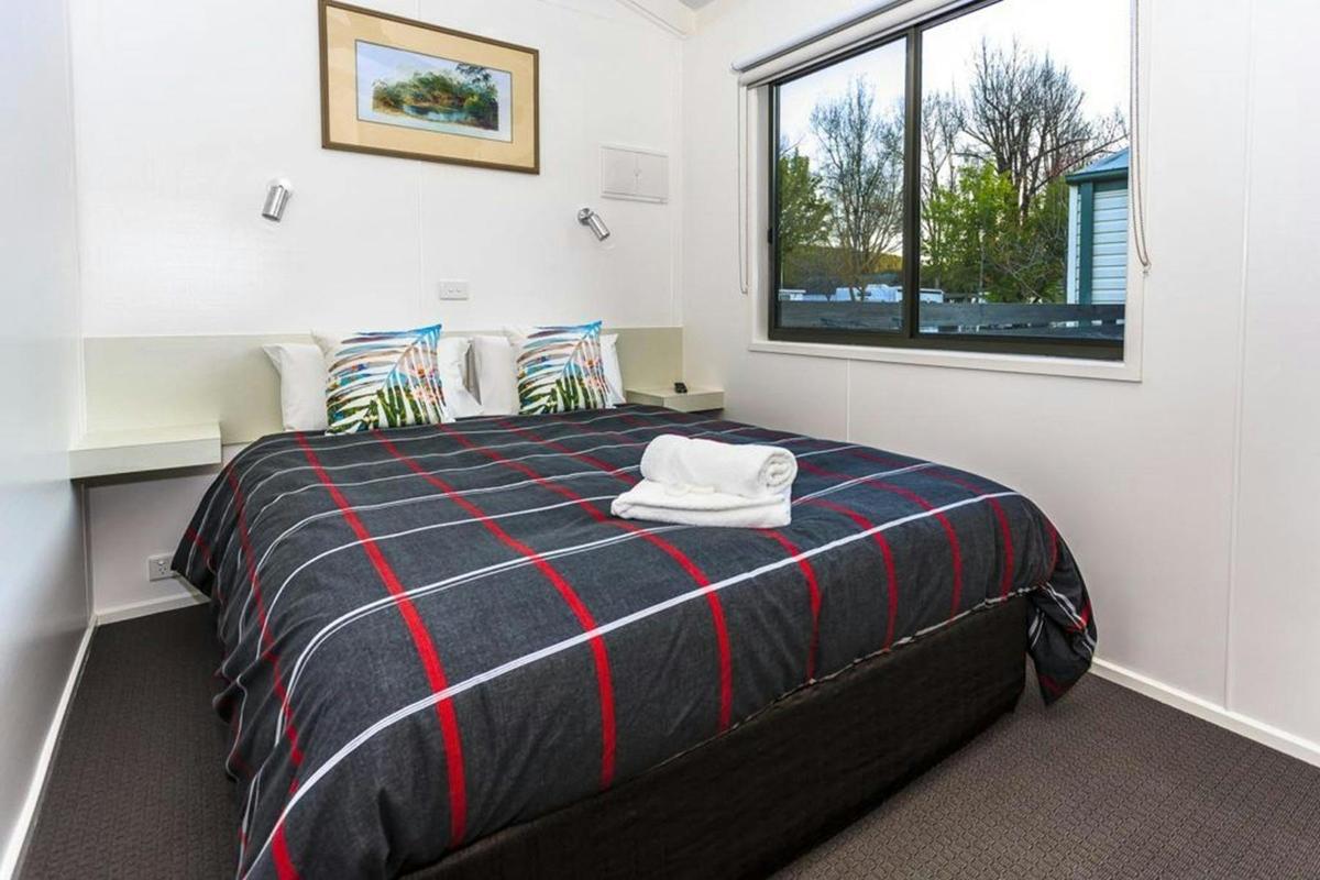 Superior Two Bedroom Cabin - Sleeps Six