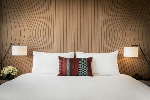 Queen Interior room DoubleTree by Hilton Melbourne