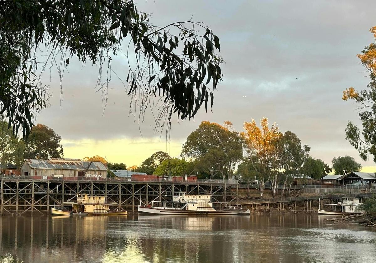 Echuca wharf and three paddlesteamers
