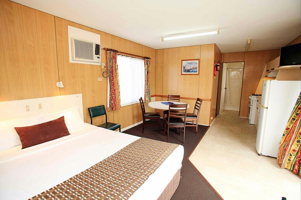 Discovery Parks - Melbourne - Economy Value Cabin - Sleeps 6